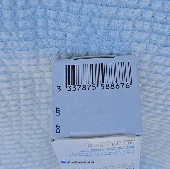 La Roche Posay Toleriane Sensitive Fluide Oil Free Moisturizer 1.35floz - Picture 5 of 6